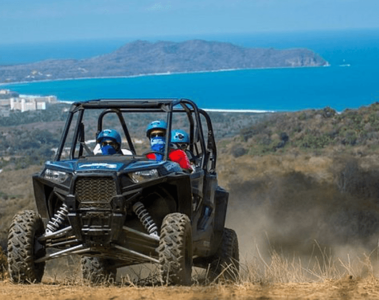 Side by side subiendo por la sierra con la bahía y la punta al fondo